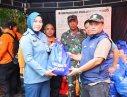 LANTAMAL III JAKARTA BERIKAN BANTUAN SEMBAKO DAN IKUT MEMBANTU MEMBERSIHKAN PUING-PUING BEKAS KEBAKARAN