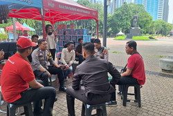 Kapolsubsektor Dan Bhabinkamtibmas Gelora Ajak Pedagang Kuliner Peran Aktif Menjaga Kamtibmas