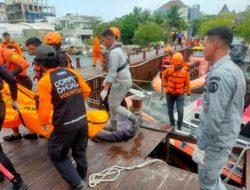 Bakamla RI Bersama Tim Gabungan Evakuasi Korban Kecelakaan Kapal di Perairan Pulau Cipir