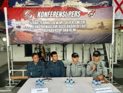 Bakamla RI Serah Terima ABK MT Silver Sincere dengan KSOP Tanjung Uban