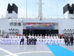 Pangkoarmada RI Pimpin Upacara Tabur Bunga Peringati Hari Dharma Samudera di KRI Surabaya-591