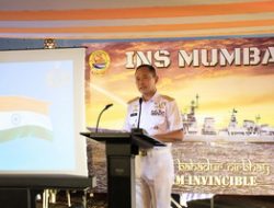 LANTAMAL III JAKARTA HADIRI DECK RECEPTION KAPAL PERANG INDIA INS MUMBAI (D62)