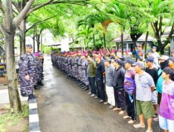 DANLANTAMAL III JAKARTA MENINJAU PENERTIBAN PENCABUTAN BAMBU PAGAR LAUT DI TANJUNG PASIR TANGERANG BANTEN