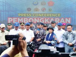 DANLANTAMAL III JAKARTA MEMIMPIN APEL GELAR PASUKAN DAN MATERIAL DALAM MENDUKUNG PEMBONGKARAN PAGAR LAUT DI TANJUNG PASIR TANGERANG BANTEN