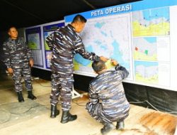 DANLANTAMAL III JAKARTA MENINJAU POSKO DAN MENGEVALUASI PELAKSANAAN PEMBONGKARAN PAGAR LAUT DI TANJUNG PASIR TANGERANG BANTEN