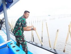 DANLANTAMAL III JAKARTA MEMANTAU LANGSUNG PELAKSANAAN PEMBONGKARAN  PAGAR LAUT DI TANJUNG PASIR TANGERANG BANTEN