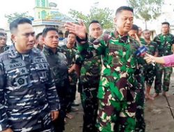 DANLANTAMAL III JAKARTA IKUTI DAN MEMANTAU PEMBONGKARAN  PAGAR LAUT DI TANJUNG PASIR TANGERANG BANTEN