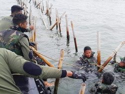 DANLANTAMAL III JAKARTA TERUS PANTAU PEMBONGKARAN  PAGAR LAUT DI TANJUNG PASIR TANGERANG BANTEN
