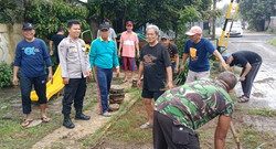 Kerja Bakti di Komplek Danamon, Wujud Sinergi Polisi dan Masyarakat Jaga Kebersihan
