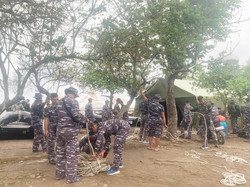 AKIBAT ANGIN KENCANG DAN OMBAK TINGGI, DANLANTAMAL III JAKARTA KEMBALI HENTIKAN SEMENTARA PEMBONGKARAN PAGAR LAUT DI KOHOD DAN KRONJO TANGERANG BANTEN