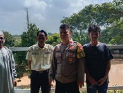 Bhabinkamtibmas Sigap Antisipasi Genangan Air di Jatisari Akibat Luapan Sungai Cikeas.