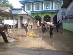 BHABINKAMTIBMAS BOJONG MENTENG BERSAMA 3 PILAR BANTU BERSIHKAN MASJID TERDAMPAK BANJIR