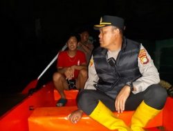 Kapolsek Bekasi Selatan Evakuasi Warga Terkena Jebakan Banjir di Perumahan Kejaksaan Kelurahan Kayuringin Jaya, Bekasi Selatan