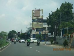 Diduga Bangunan Billboard Tidak Berizin Bebas Berdiri Di Pondok Cabe Raya Kota Tangerang Selatan