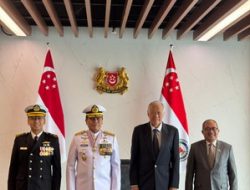 PEMERINTAH SINGAPURA MEMBERIKAN PENGHARGAAN PINGAT JASA GEMILANG KEPADA KASAL