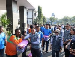 WUJUD KEPEDULIAN, TNI AL BERI BANSOS KEPADA WARGA  KURANG MAMPU DI SEKITAR KELAPA GADING