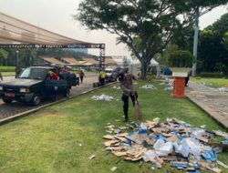 Polres Metro Jakarta Pusat Turun Tangan Bersihkan Sampah Usai May Day di Monas