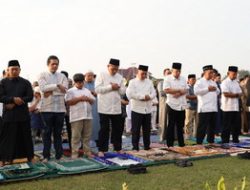 SAMBUT HARI PENUH BERKAH, DANLANTAMAL III LAKSANAKAN SALAT IDULADHA  BERSAMA WARGA KODAMAR DAN SAKSIKAN PENYEMBELIHAN HEWAN KURBAN