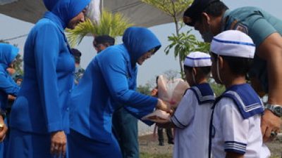 PEDULI PENDIDIKAN DAN KESEHATAN, DANLANTAMAL TINJAU SEKOLAH TERBUKA BINAAN LANTAMAL III