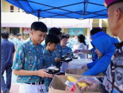 PERERAT KEMANUNGGALAN DENGAN RAKYAT, DANKODAERAL III TINJAU BAKSOSKES DAN MBG DALAM RANGKA HUT KE-80 TNI